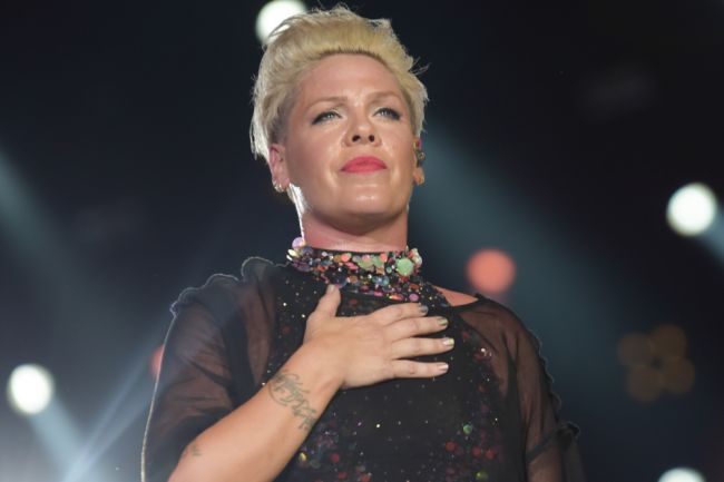 Speváčka Pink si zastala nórske hádzanárky po pokute od IHF