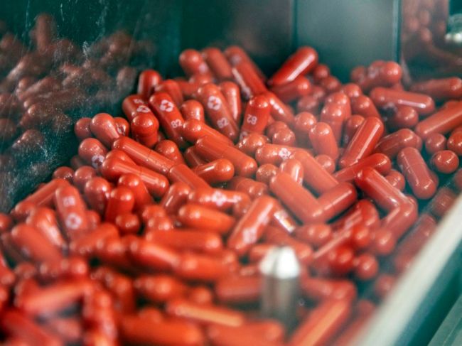 Experimentálny liek proti covidu znižuje riziko hospitalizácie a úmrtia o polovicu