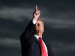 Trump chce späť svoje konto na Twitteri, obrátil sa na súd