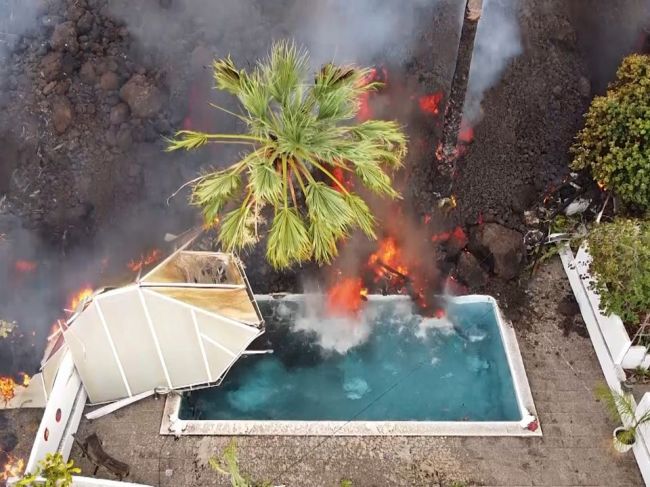 Tisíce ľudí na ostrove La Palma sú v lockdowne pre sopečnú aktivitu