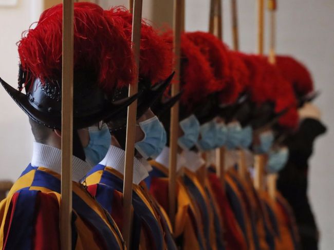 Traja nezaočkovaní členovia osobnej stráže pápeža odišli do Švajčiarska