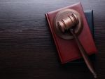 Za útok stoličkou na kolegu dostal muž štvorročný trest odňatia slobody