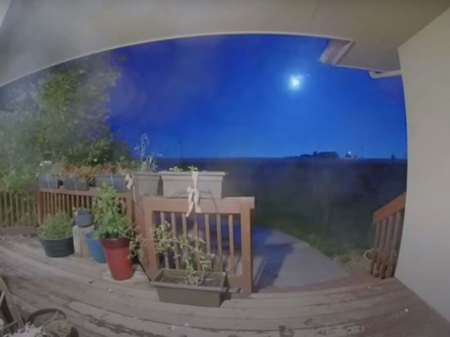 Video: Na oblohe sa zjavila zvláštna žiarivá guľa, celú oblohu zafarbila na modro