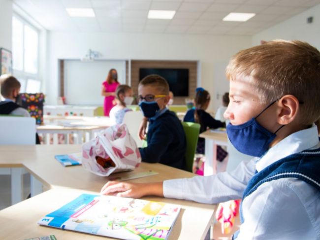 Analytik: Stratégia, aby sa školy nezatvárali, je správna, mala sa realizovať skôr
