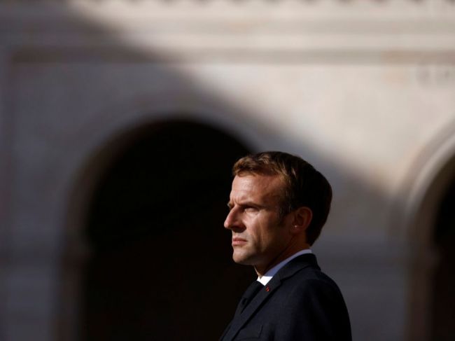 Macron chce, aby krajiny G20 vyvíjali tlak na Taliban v otázke práv dievčat