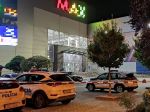Pre podozrivý kufrík musela polícia evakuovať obchodné centrum v Trenčíne