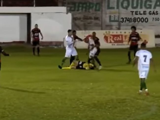 VIDEO: Futbalista kopol rozhodcu do hlavy, zadržala ho polícia