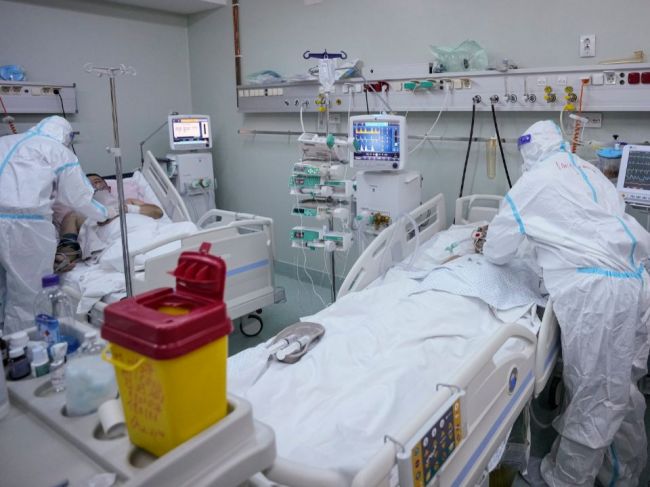 Pribudlo takmer 2000 nakazených, stav v nemocniciach sa zhoršil