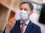 Premiér vyzval ľudí na dodržiavanie opatrení, poukázal na plniace sa nemocnice
