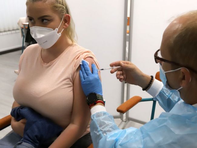 Konzílium odborníkov uviedlo, kto má nárok na 3. dávku vakcíny proti COVID-19 a kedy