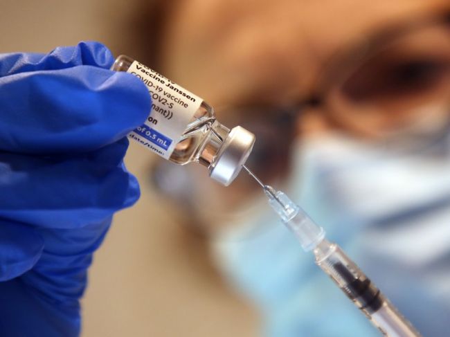 ŠÚKL eviduje 8680 hlásených podozrení na nežiaduce účinky vakcín, tieto sú najčastejšie