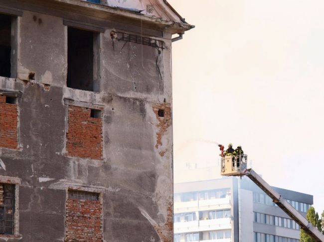 Požiar budovy na Račianskej v Bratislave sa podarilo hasičom lokalizovať
