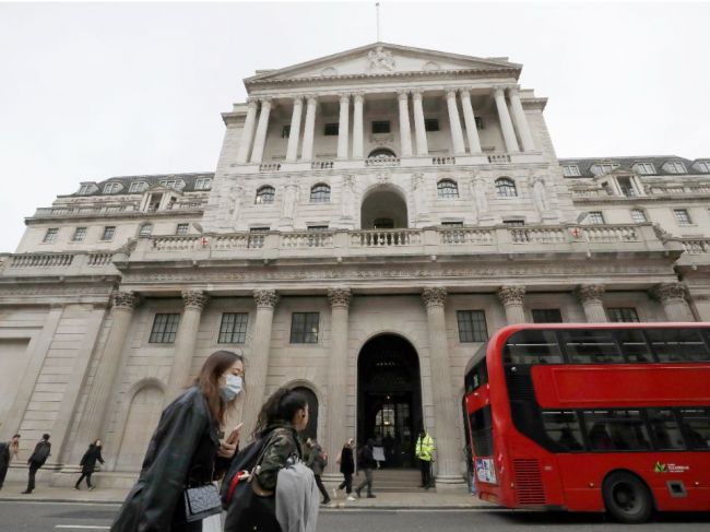 BoE: Briti by sa mali pripraviť na "omnoho skoršie" zvýšenie úrokových sadzieb