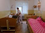 O klientov v zariadení sociálnych služieb sa môžu starať aj zamestnanci s COVID-19