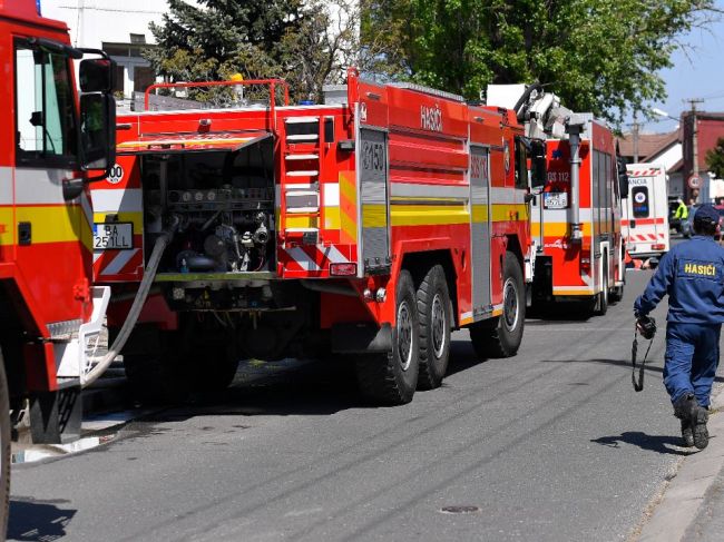 Bratislavskí hasiči zasahujú pri rozsiahlom požiari