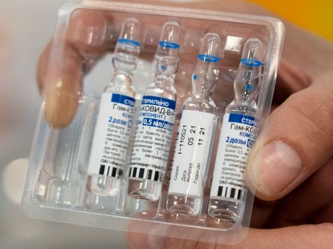 Ruské tajné služby ukradli vzorec vakcíny od AstraZenecy, aby vyrobili Sputnik V