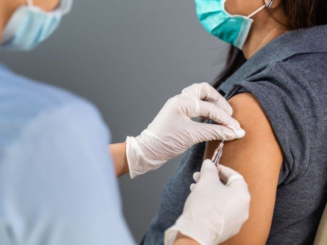 4 faktory, ktoré zvyšujú riziko nákazy novým koronavírusom u zaočkovaných