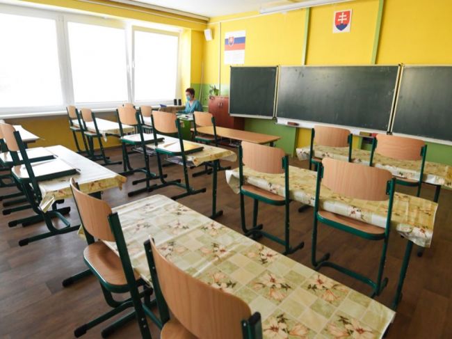 Situácia okolo COVID-19 sa na základných školách zhoršuje, jeden kraj hlási problémy