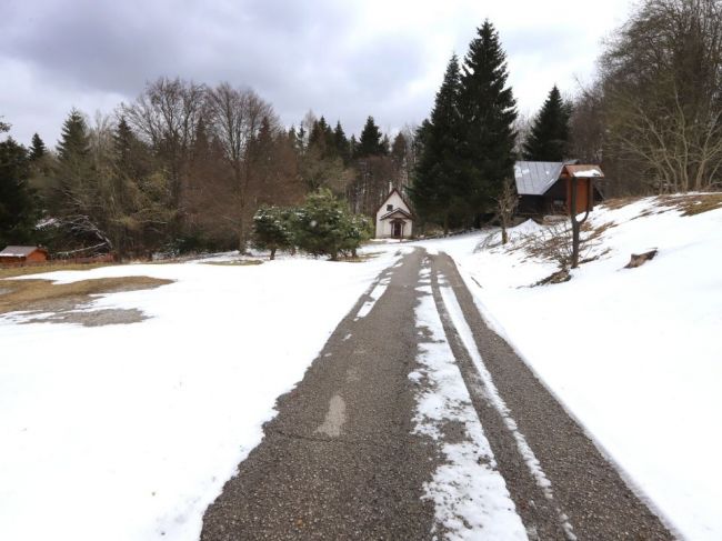 SHMÚ varuje pred snežením, niektoré okresy potrápi do štvrtkového rána