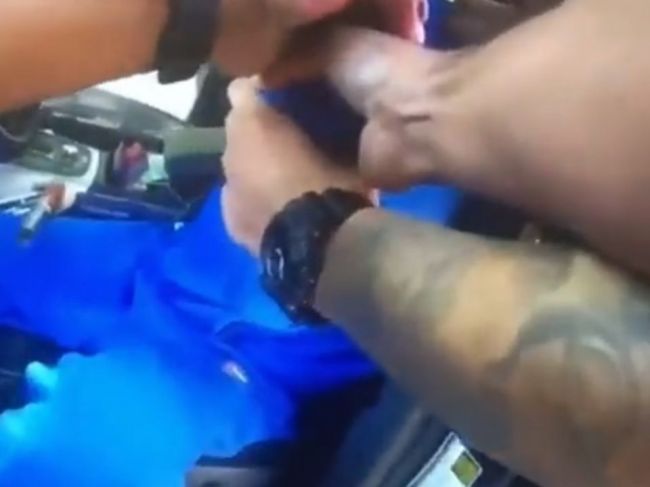 Video: Policajtov nezastavilo ani mužovo ochrnutie, z auta ho vytiahli násilím