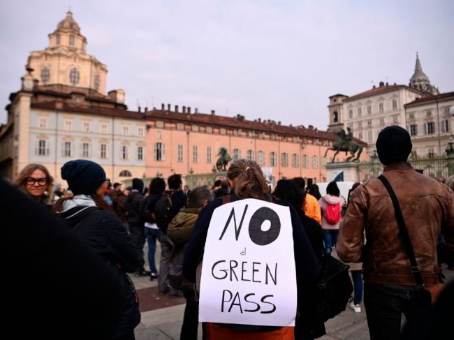 Taliansko sa postavilo na odpor, v mestách vypukli protesty proti covidpasom