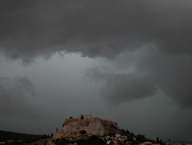 Silné búrky a záplavy v Grécku si vyžiadali dve obete