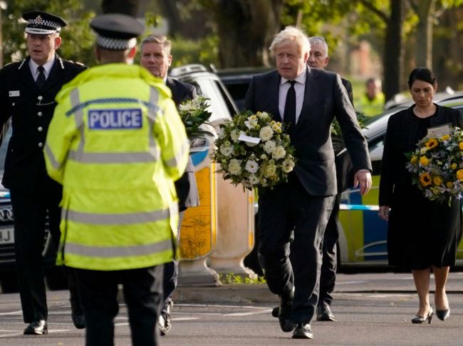 Boris Johnson a ďalší politici si uctili pamiatku zavraždeného poslanca