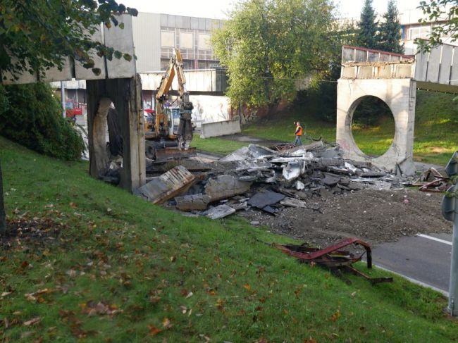 Žilinská radnica začala v noci s demontážou mosta pre peších na Vlčincoch