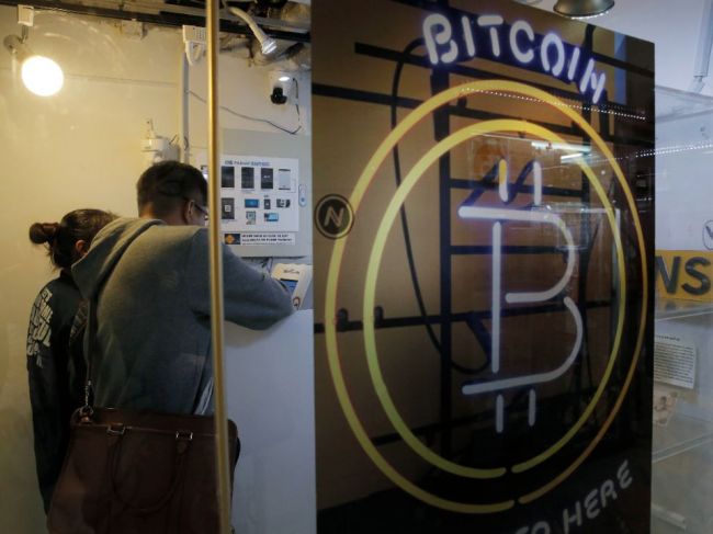 Bitcoin pokračuje v raste a jeho cena sa približuje k rekordnému maximu
