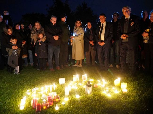 Británia: Stovky ľudí so sviecami vzdali hold zavraždenému poslancovi