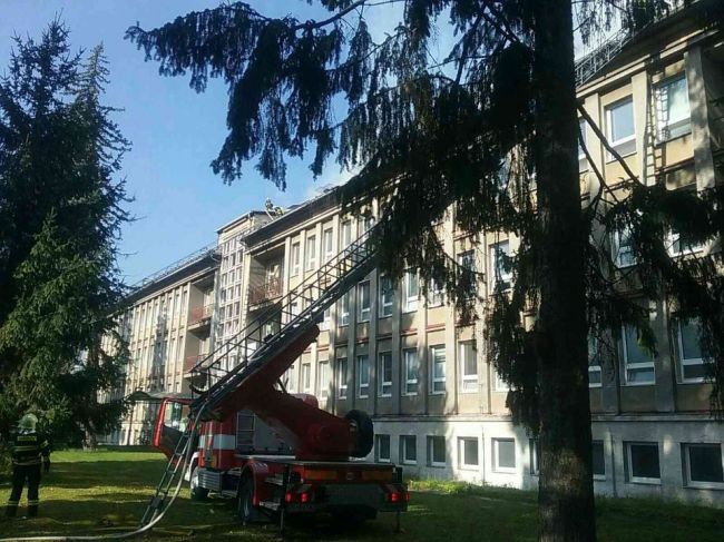 Požiar v ÚVN v Ružomberku likviduje 30 profesionálnych a dobrovoľných hasičov