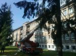 Požiar v ÚVN v Ružomberku likviduje 30 profesionálnych a dobrovoľných hasičov