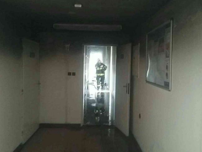 Požiar v nemocnici v Ružomberku hasiči lokalizovali, rozoberajú strešnú konštrukciu