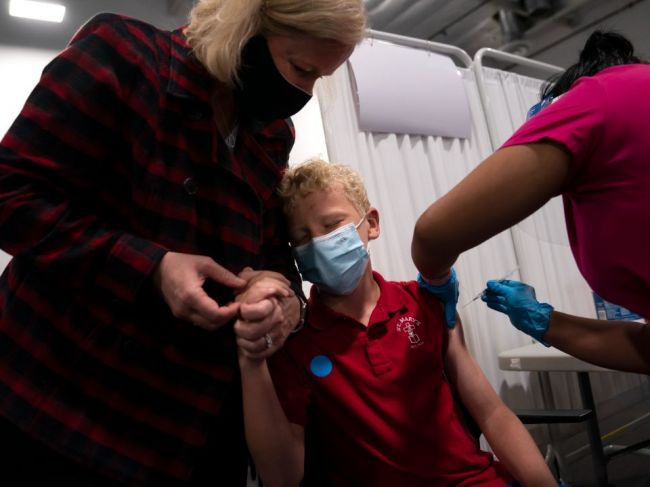 S očkovaním detí od päť do jedenásť rokov súhlasí polovica Čechov