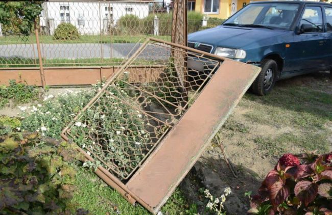 Mladík ukradol auto, vyrazil bránu a narazil do oplotenia ďalšieho domu