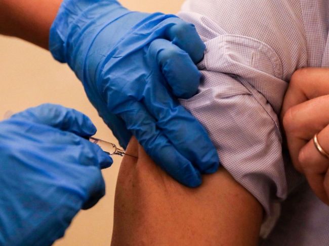 Očkovanie proti chrípke je zadarmo, pripomínajú zdravotné poisťovne