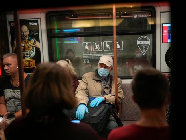 Na nosenie rúšok v moskovskej MHD dozerá takmer 400 kontrolórov, bude ich viac
