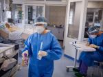 Počet hospitalizovaných prekročil 1000, za pondelok pribudlo takmer 1800 nakazených