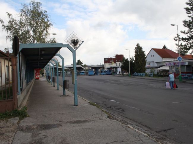 SAD Prievidza musí odškodniť ženu, ktorá si na autobusovej stanici zlomila ruku