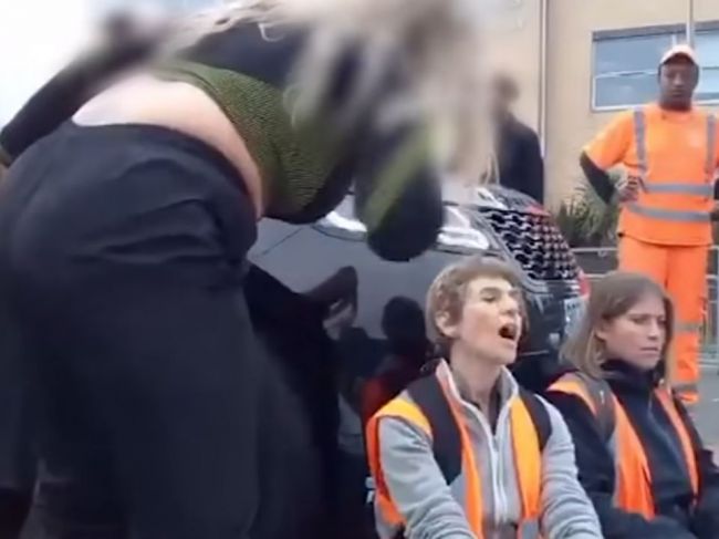 Video: Demonštranti zablokovali vodičov, tí do nich začali vrážať autami