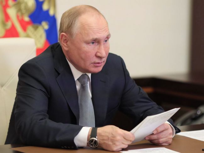 Putin schválil dni pracovného pokoja s cieľom spomaliť šírenie koronavírusu