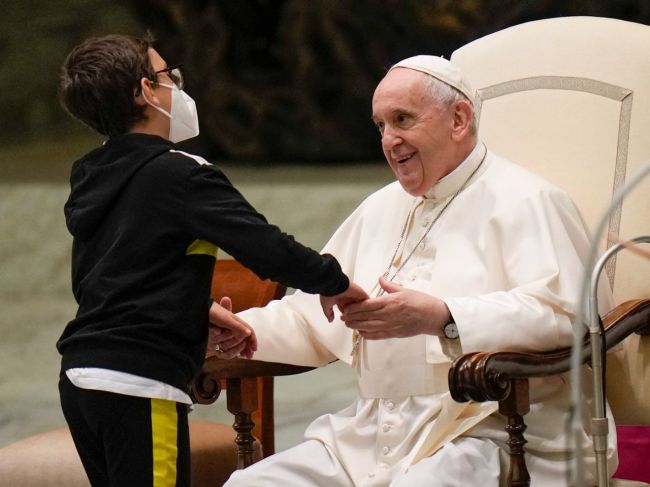Video: Chlapec prekvapil pápeža na pódiu. Odniesol si pápežské solideo