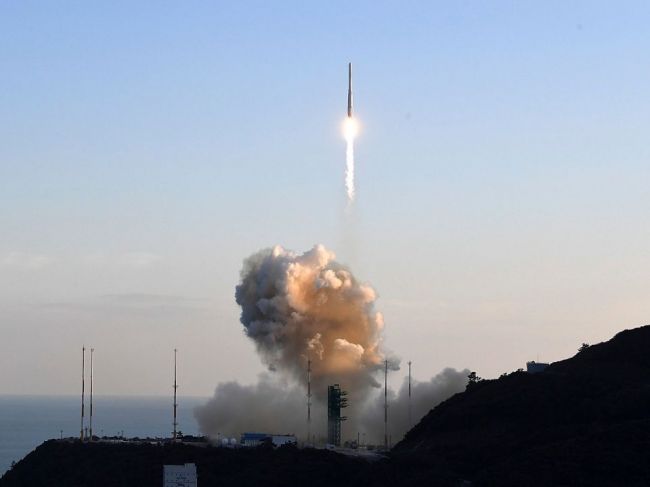 Južná Kórea vypustila prvú vlastnú vesmírnu raketu