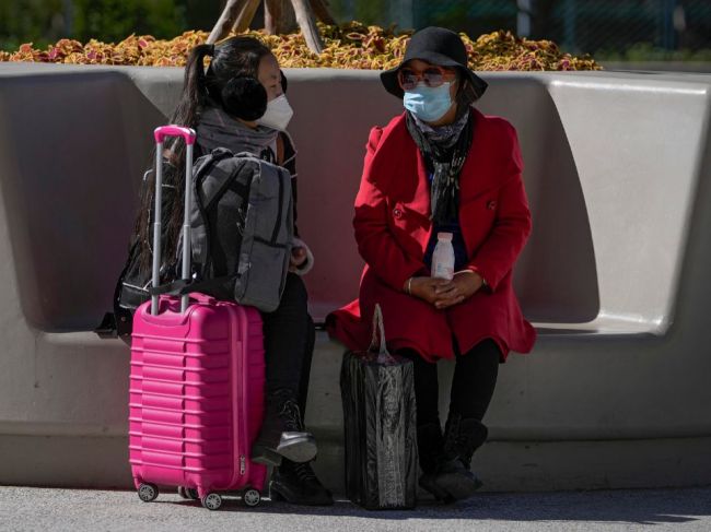 Čína pre šírenie koronavírusu ruší lety a zatvára školy