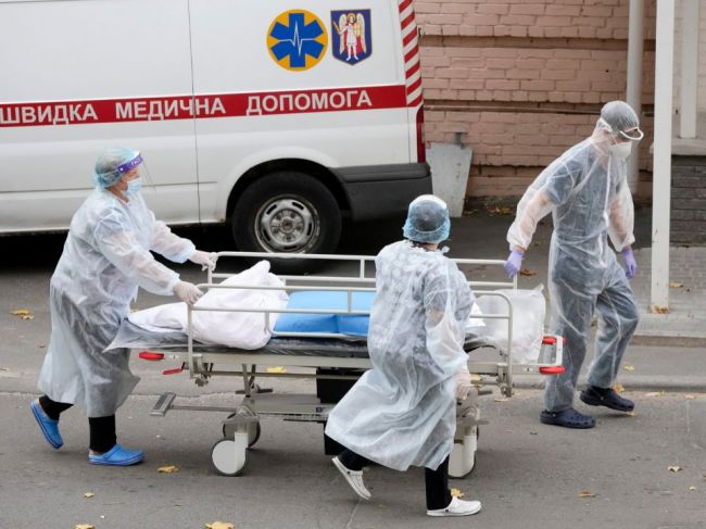 Na Ukrajine pribudol rekordný denný počet úmrtí, prípadov covidu i zaočkovaných