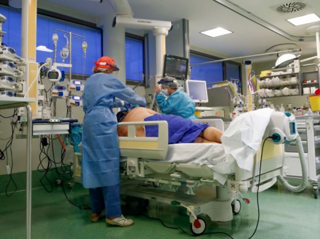 Covidom sa nakazilo ďalších 3470 ľudí, nemocnice hospitalizovali desiatky pacientov