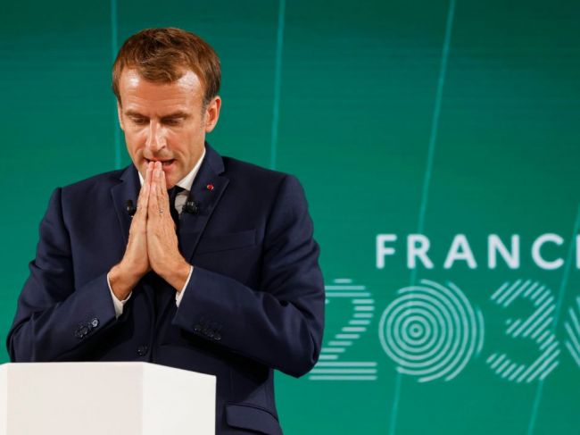 Macron bude s ohlásením kandidatúry otáľať, myslí si francúzsky politológ Dolez