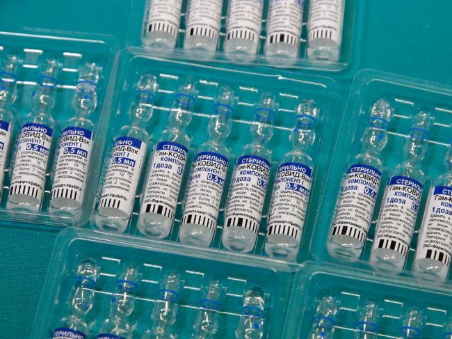 Kremeľ priznal, že očkovanie v Rusku ide pomaly, príčinu vidí v občanoch
