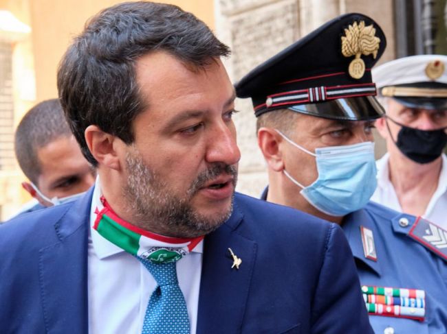 Salvinimu hrozí za blokovanie lode s migrantmi do 15 rokov väzenia
