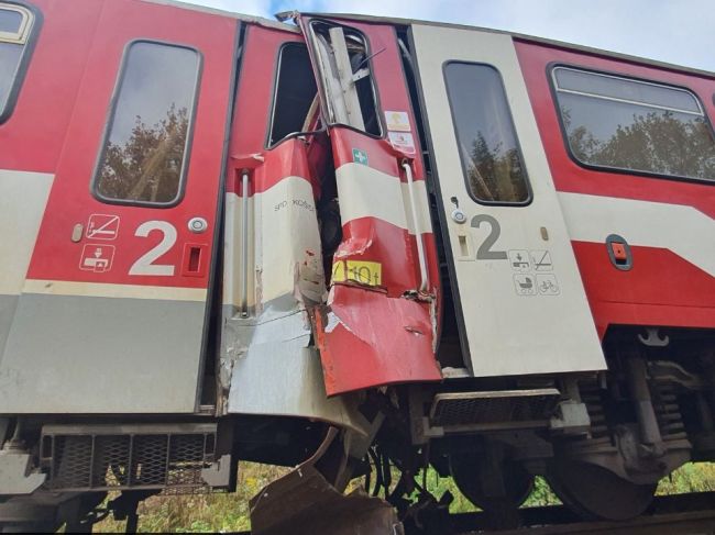 Náhradný vlak narazil do vlaku, ktorý mal pre poruchu odtiahnuť